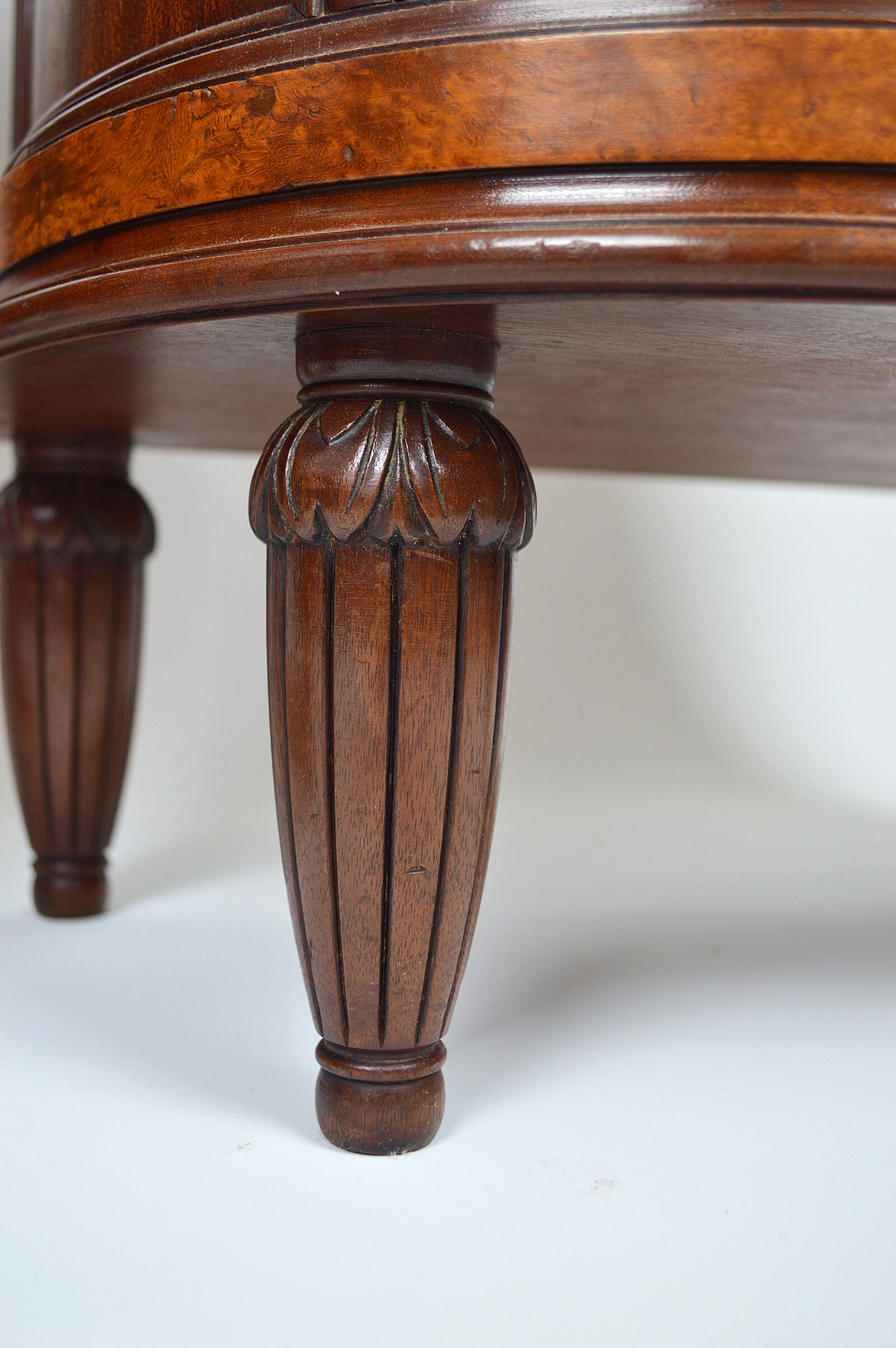 Paire de chevets Art Déco demi-lune en acajou vers 1925