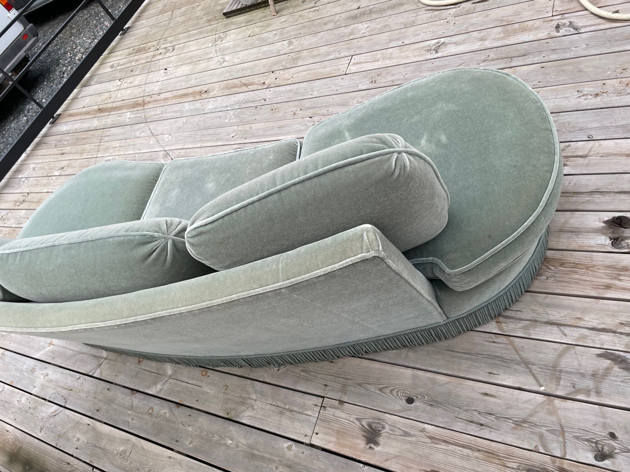 Rounded sofa with fringes
