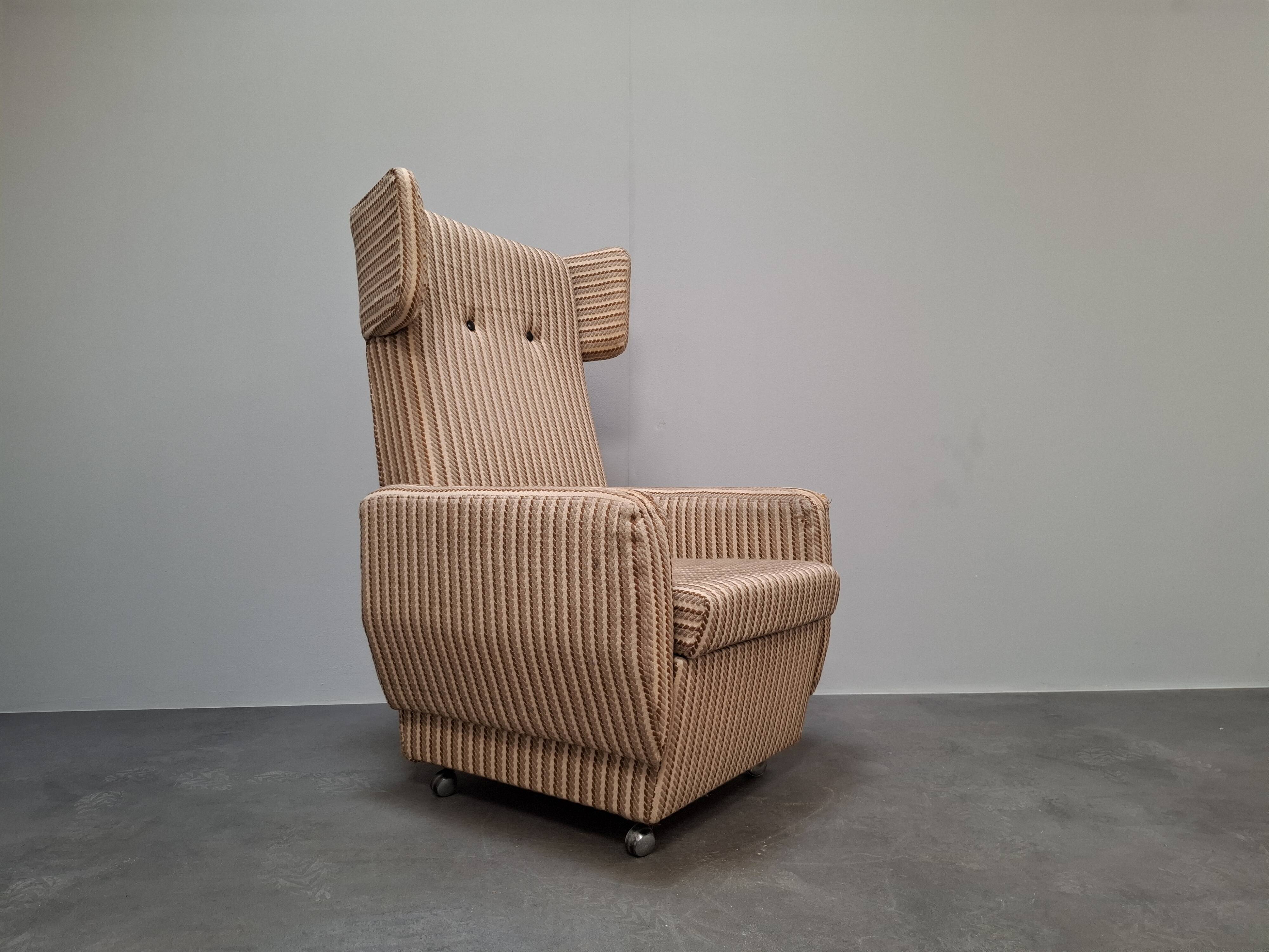 Fauteuil à oreilles de style mid-century moderne