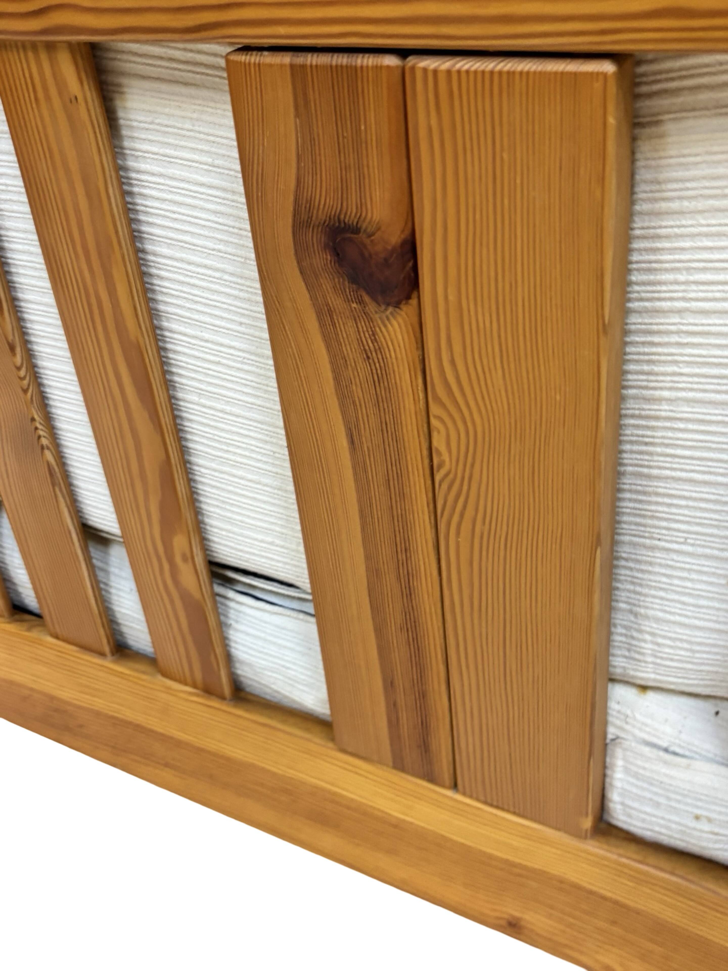 Canapé vintage deux places en pin des années 70 au design minimaliste