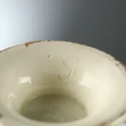 Cafetière ancienne en faïence blanche décorée, Europe XIX Century
