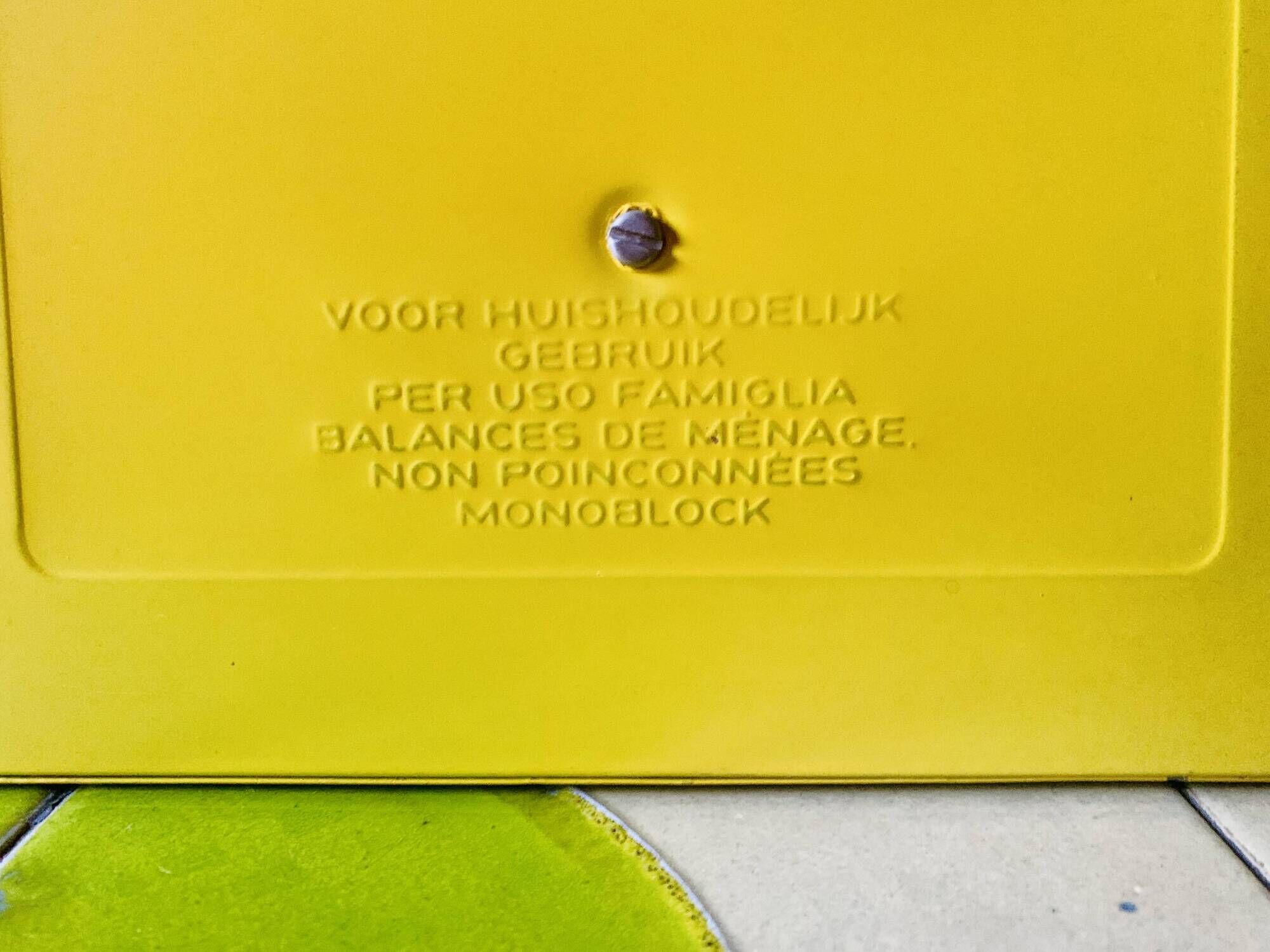 Stube - vintage yellow kitchen scale in enameled metal - force 10
