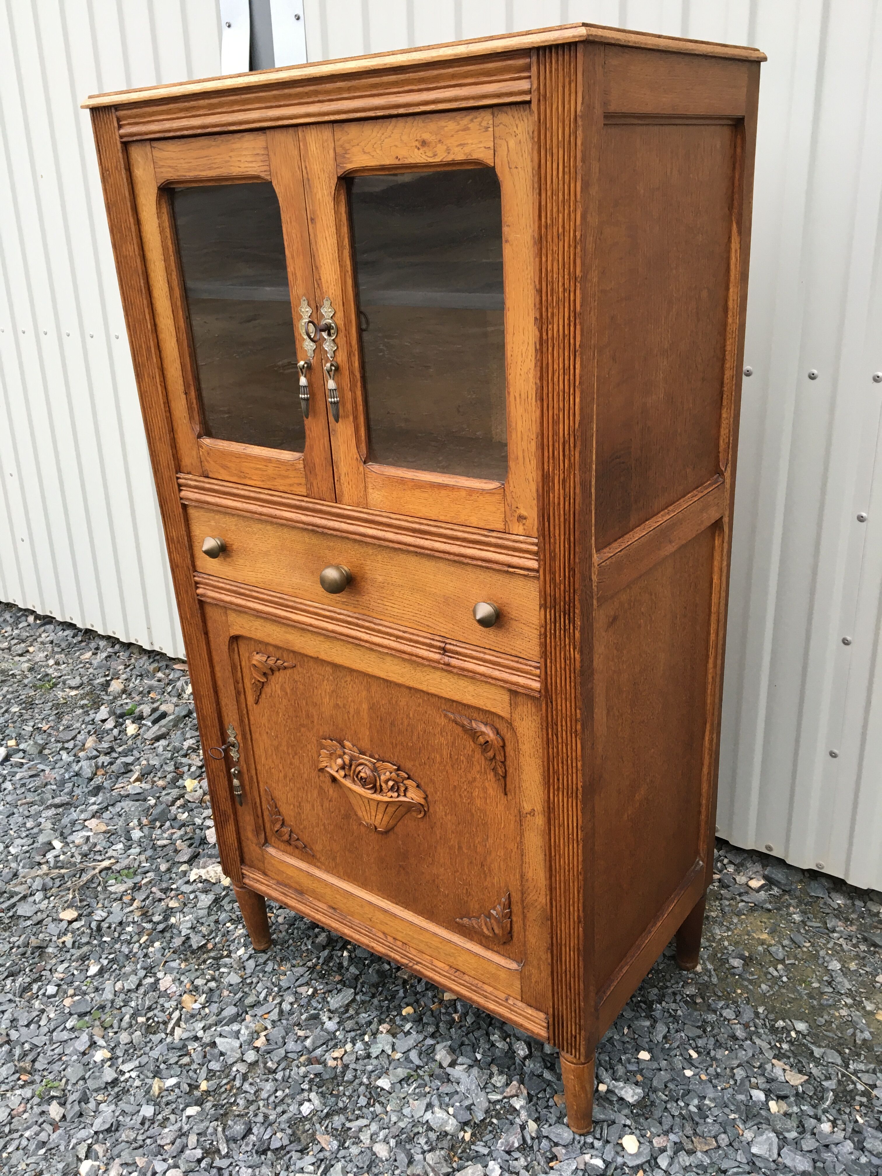 Showcase cabinet from 1920