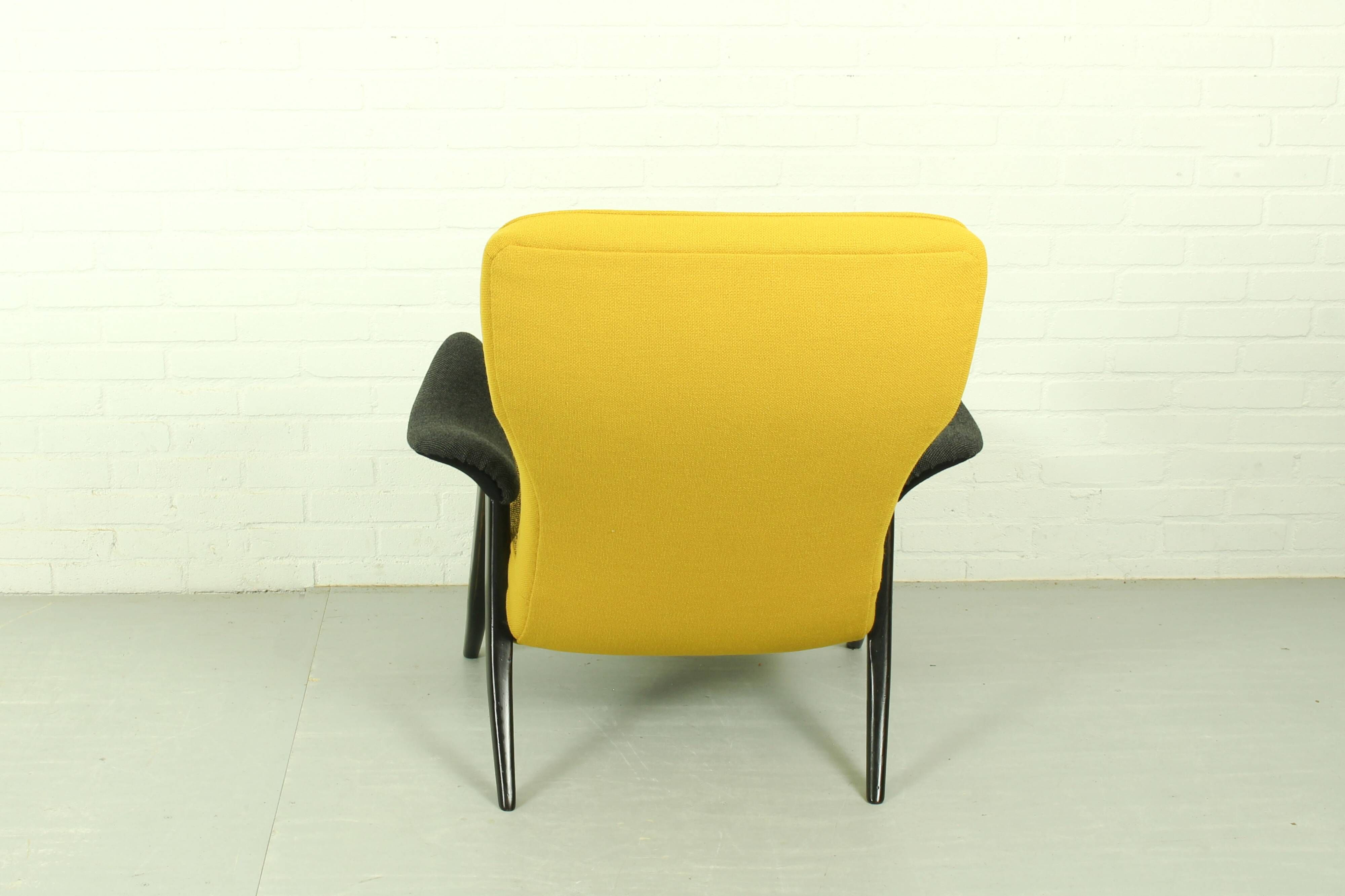 Theo Ruth pour les chaises Artifort Modèle 107 et 137 en Hallingdal Kvadrat.