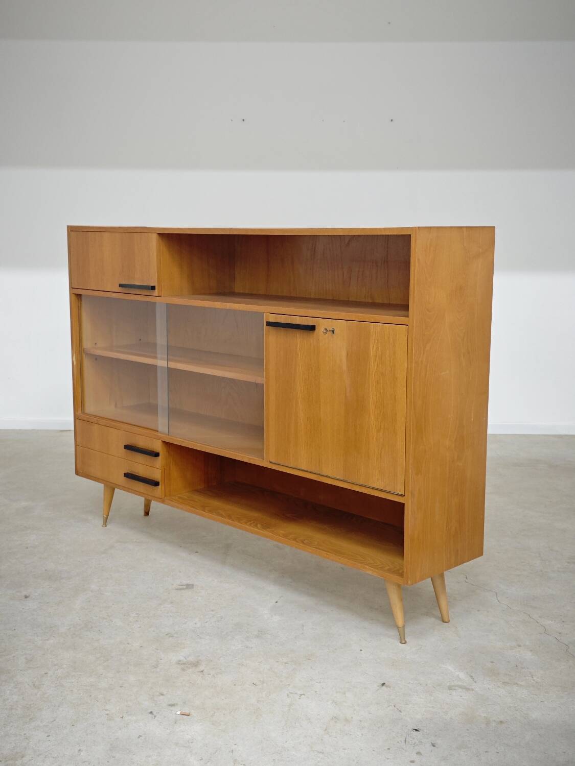Buffet Vaisselier en bois blond Libena , ex Tchécoslovaquie 1970