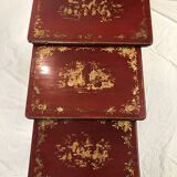 Series of three red lacquered nesting tables with gold decoration in Asian style, nineteenth