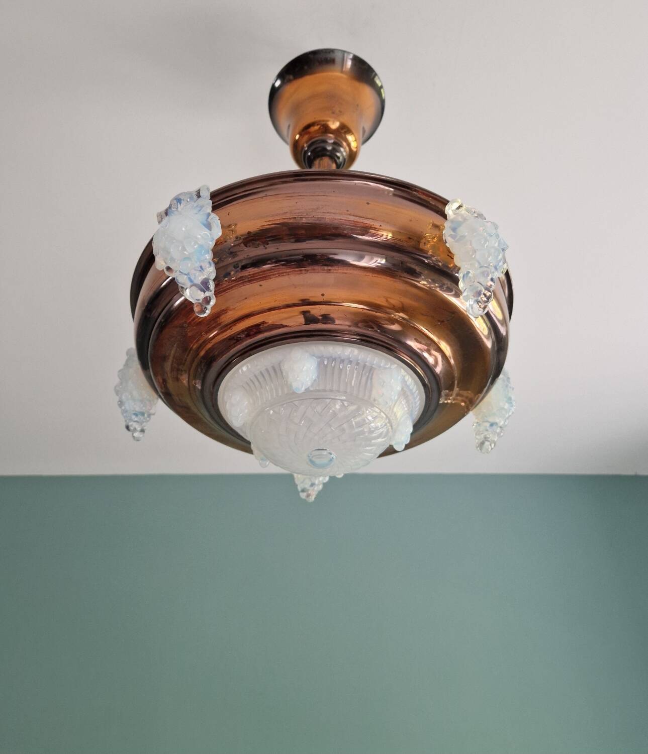 Lustre Art Déco en cuivre en verre moulé pressé opale, 1920-30