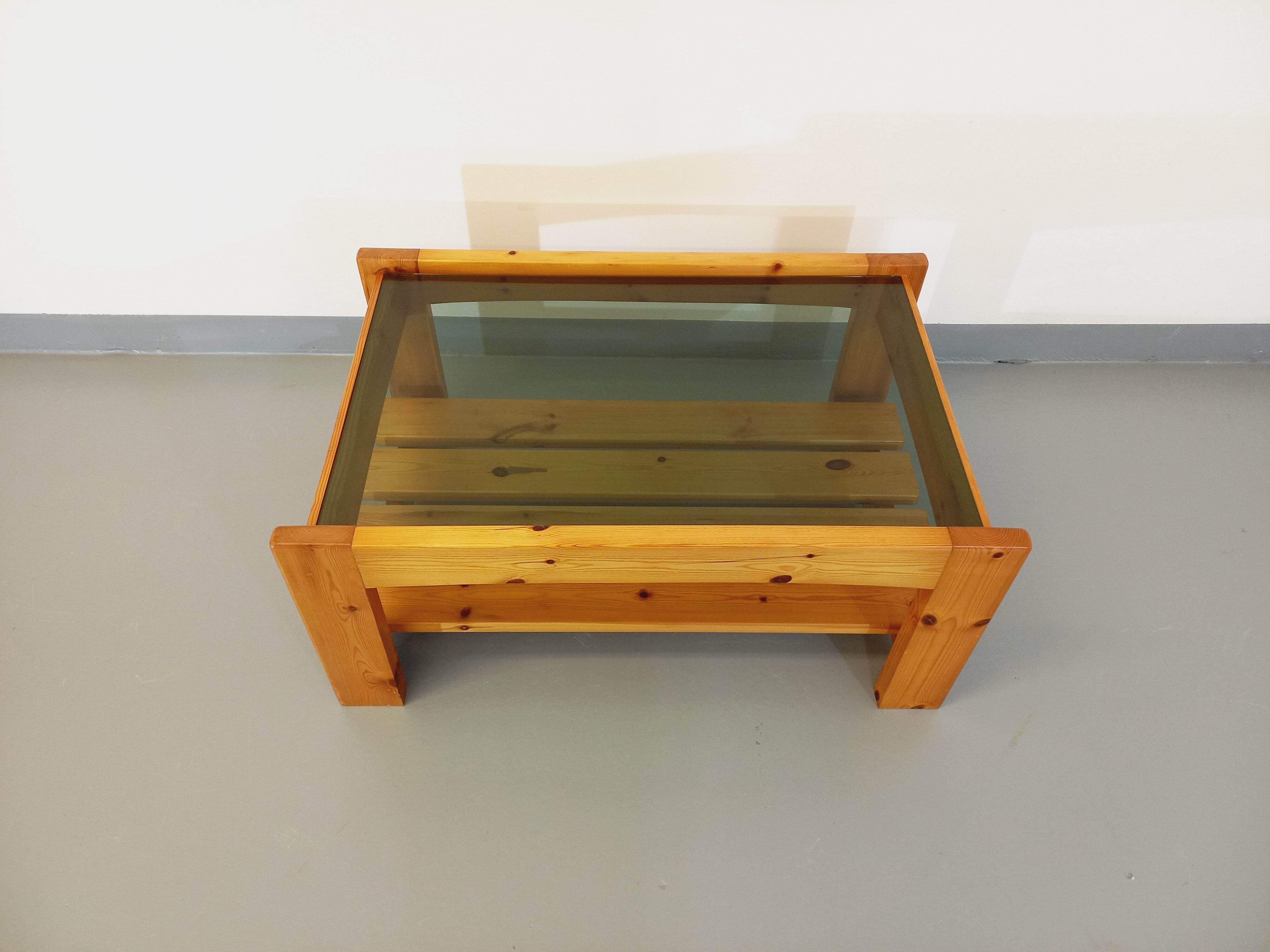 Table basse vintage en pin et verre fumé des années 70 80