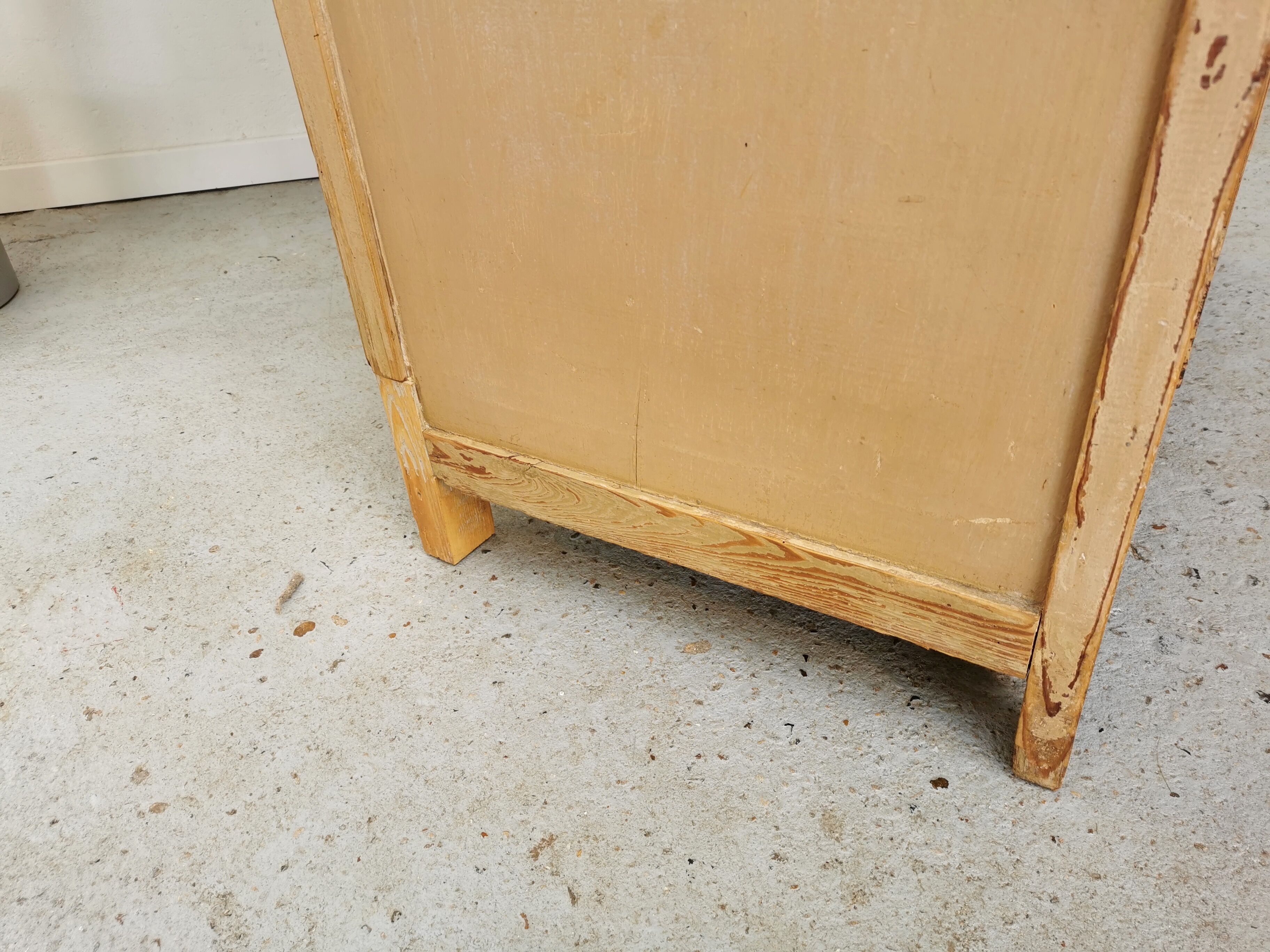 Armoire parisienne vintage