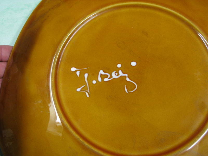 Earthenware dish with Celtic decoration