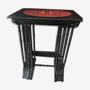 Black laated tables with black lacasing decorations