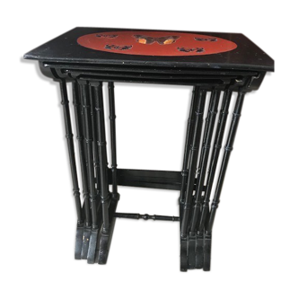 Tables gigognes à l’anglaise laquées noir décor papillons