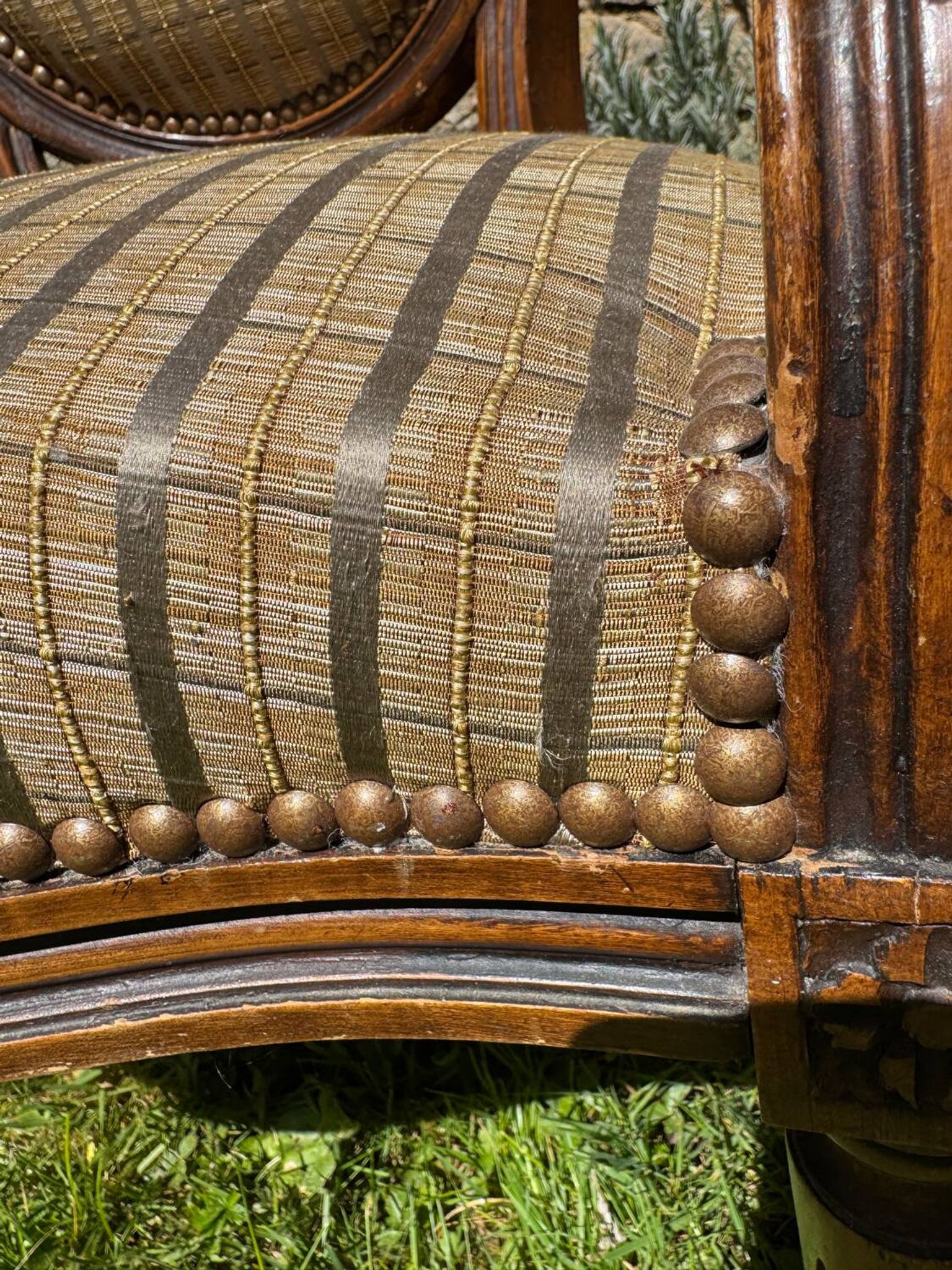 Paire de fauteuils cabriolet Louis XVI – dossier médaillon