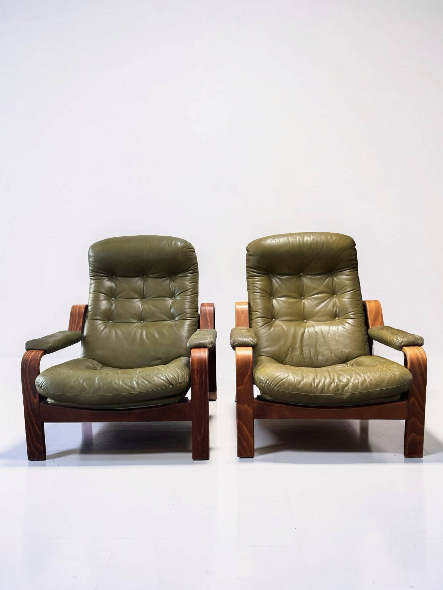 Ensemble de 2 fauteuils de salon vert olive – Göte Möbler, Suède, années 1970