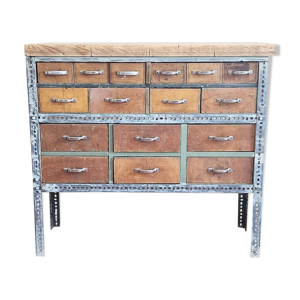Ancien meuble d'atelier