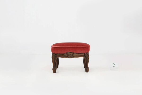 Repose-pieds de style Baroque en bois sculpté et velours corail