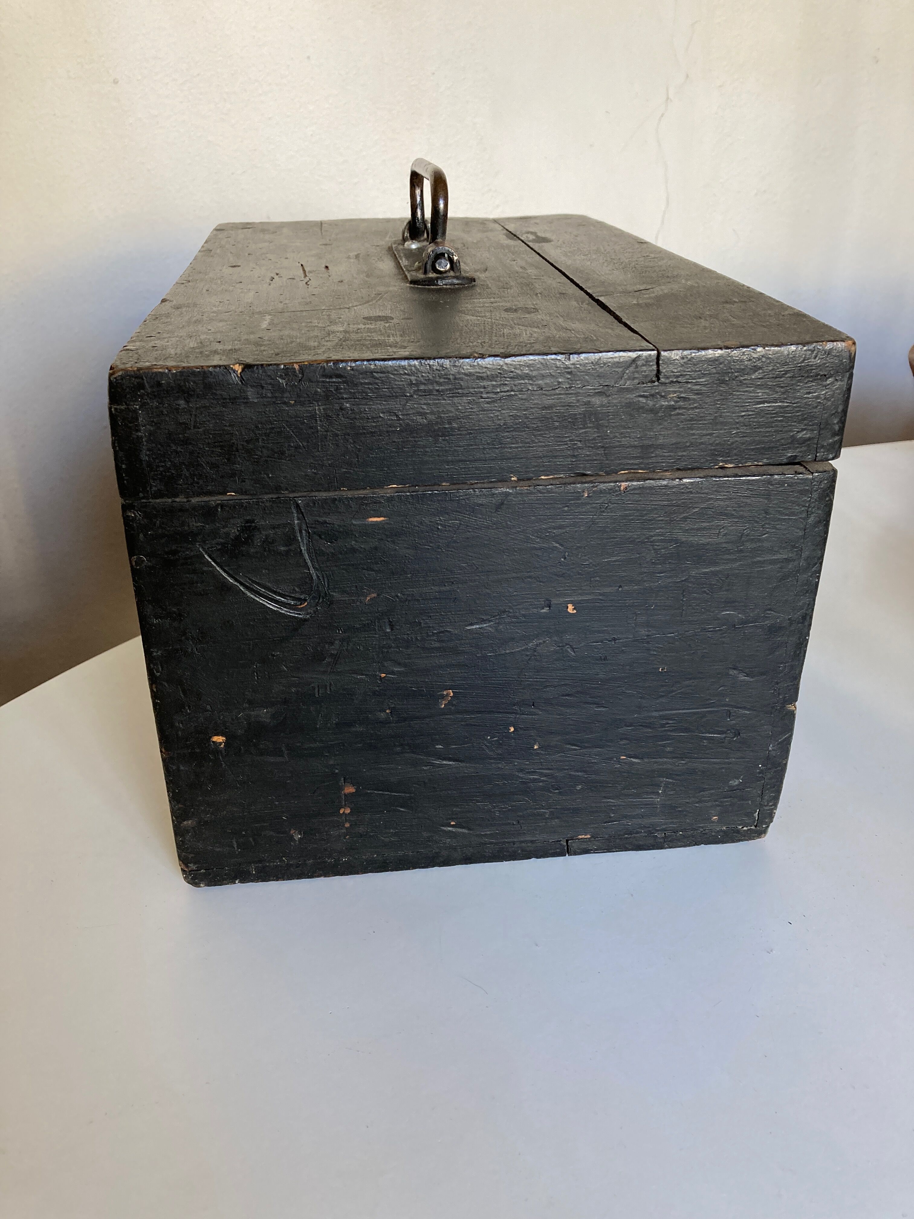 Coffre 19e en bois noirci