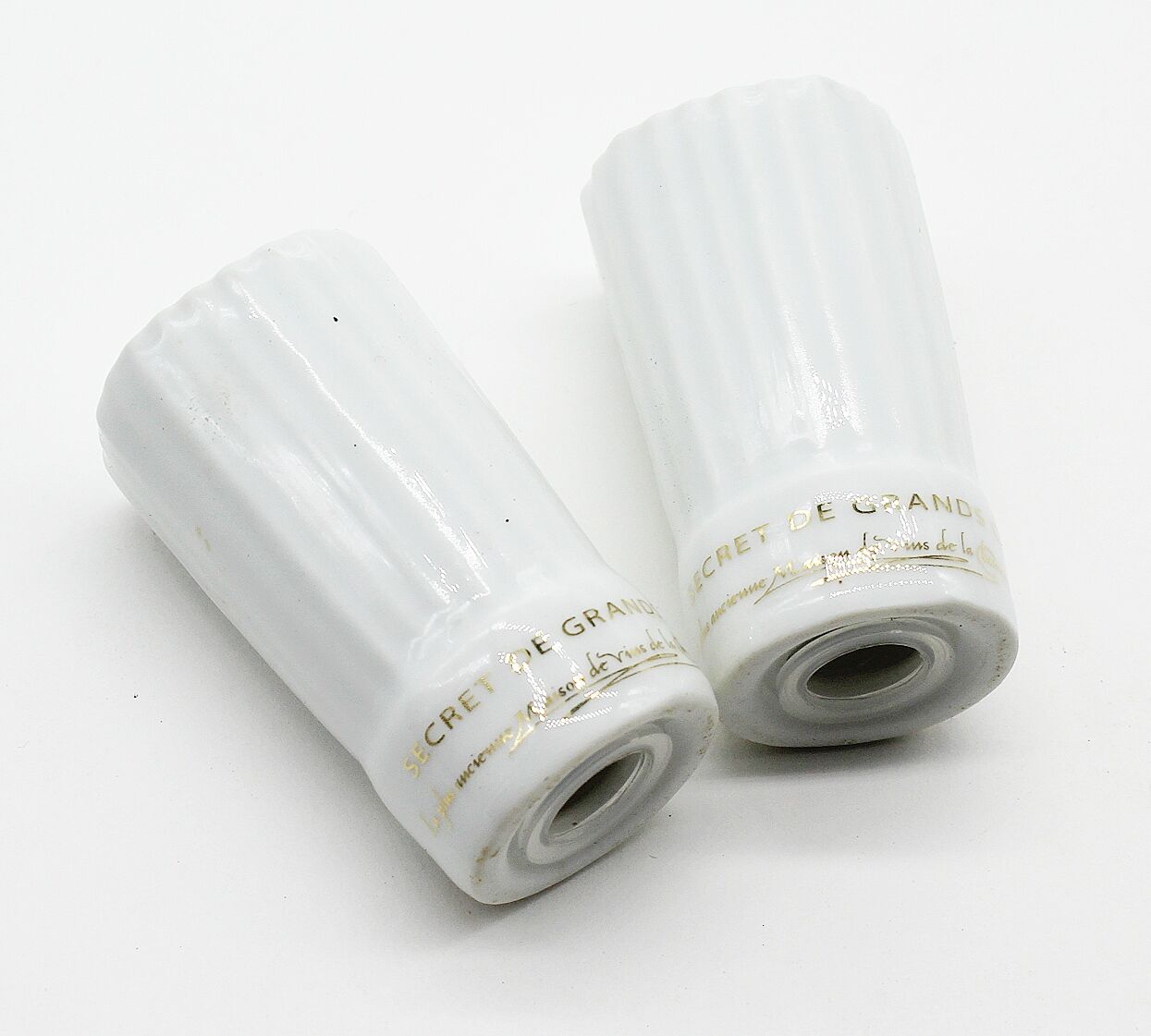 Salières en forme de toqués en céramique