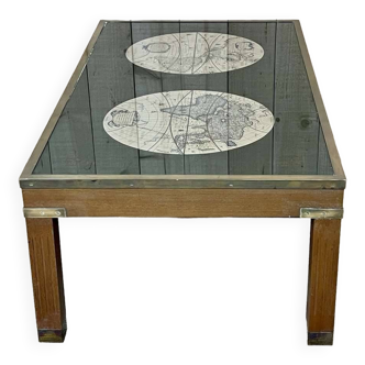 Table basse de style marine en acajou et contour laiton, plateau verre - travail des années 1950