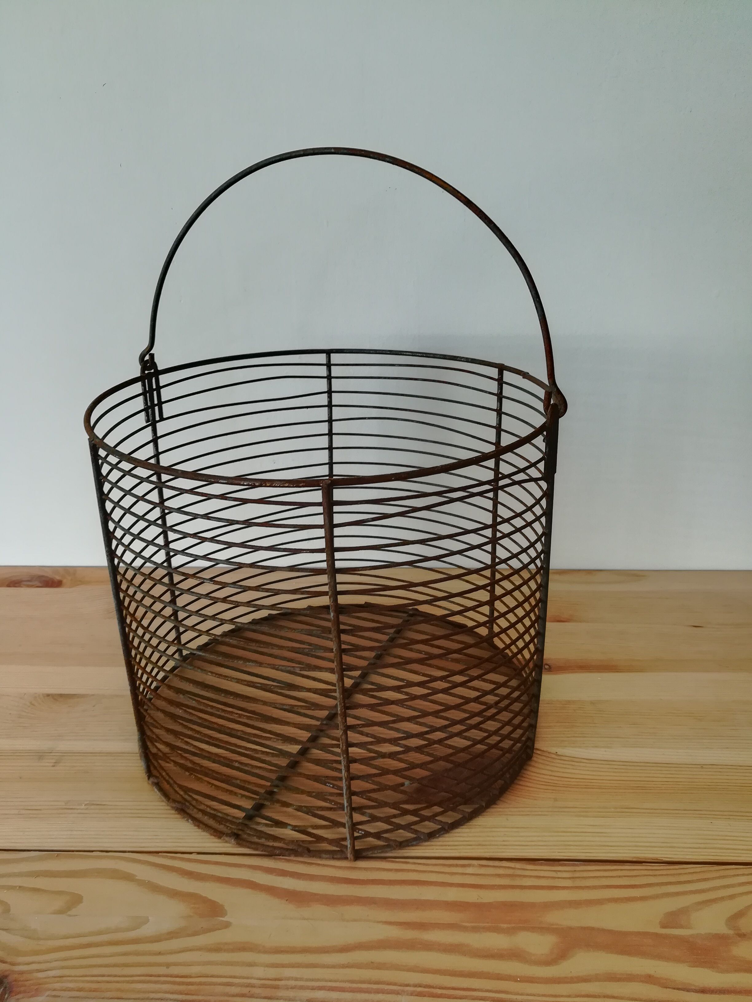 Round basket in vintage mesh metal