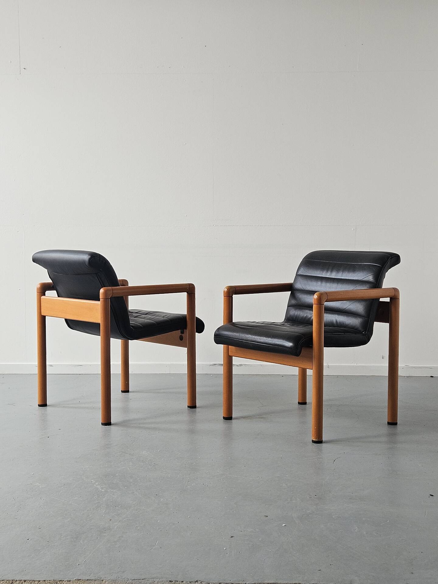 Pair of vintage Flototto armchairs in leather and wood, 1980s.