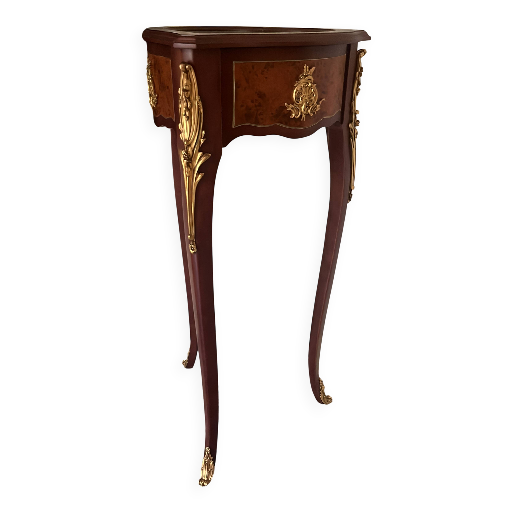 Display table collection Maison Fabergé marketed by Franklin