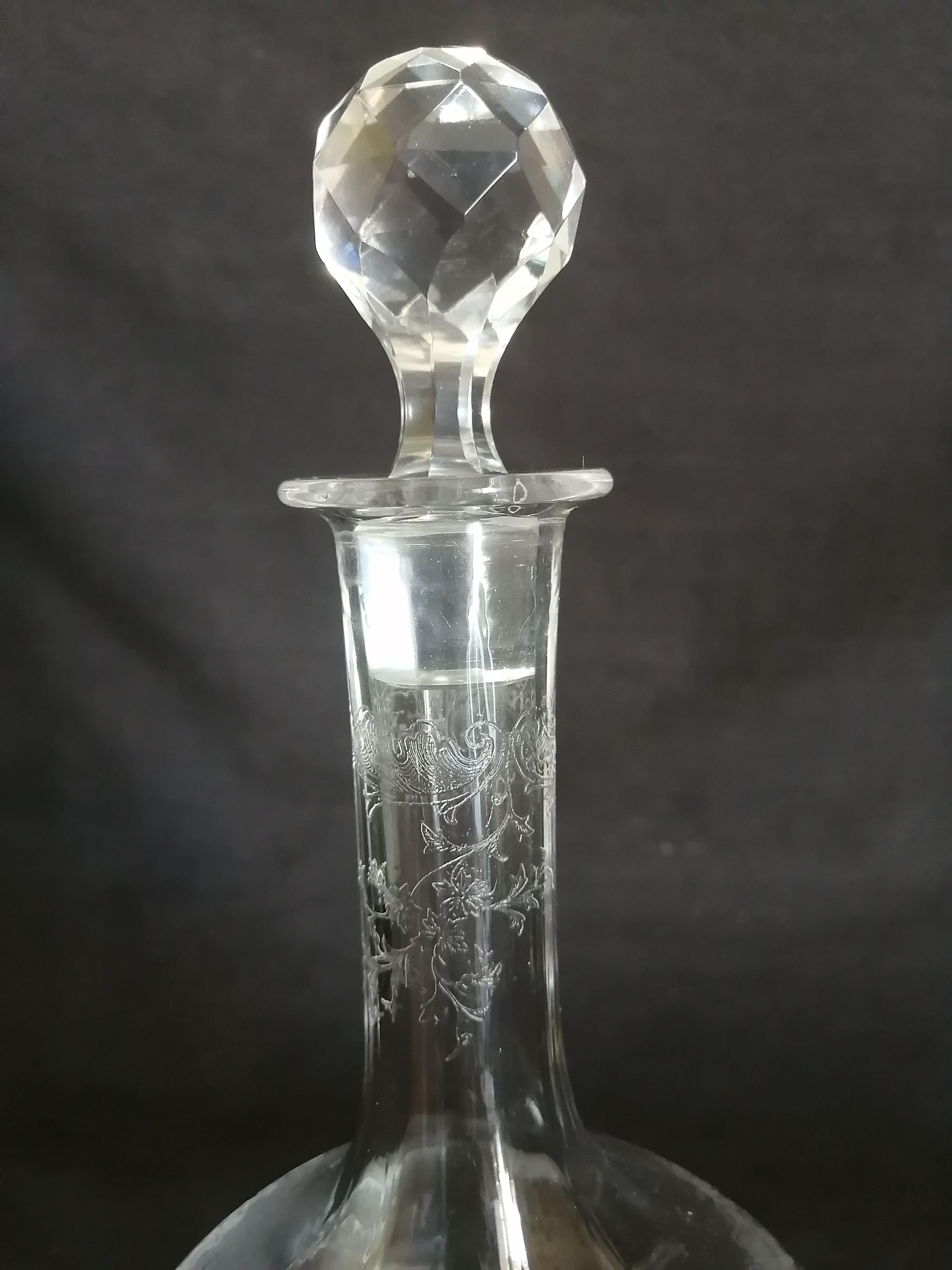 9 crystal white wine glasses from St. Louis model Cléo and their decanter.