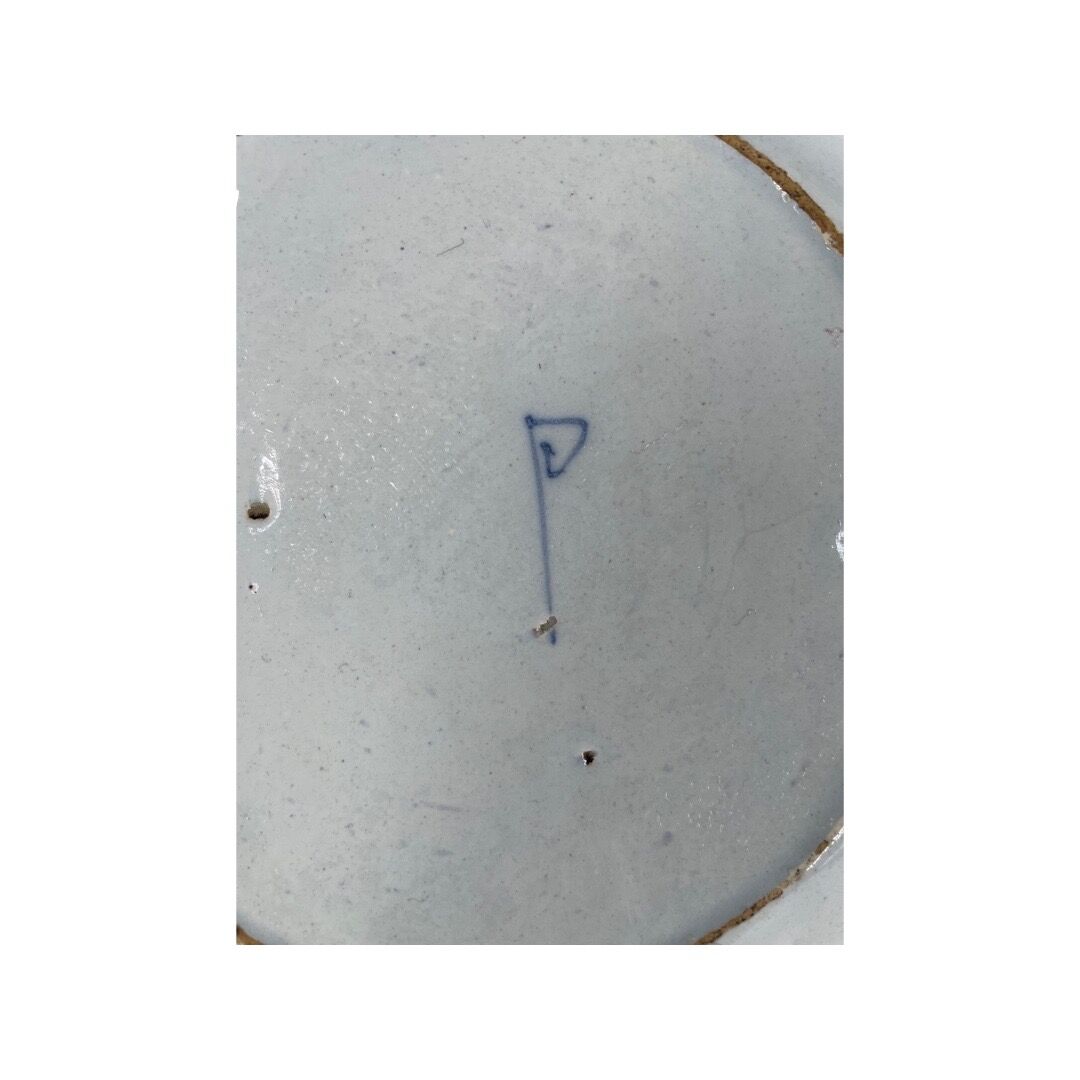 Blue Delft earthenware plate decorated with flowers