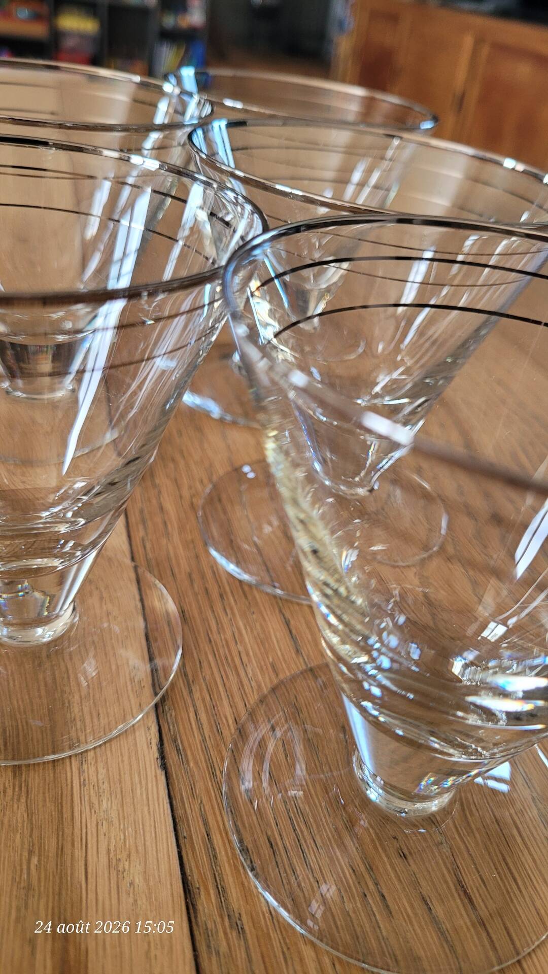 5 stemmed glasses