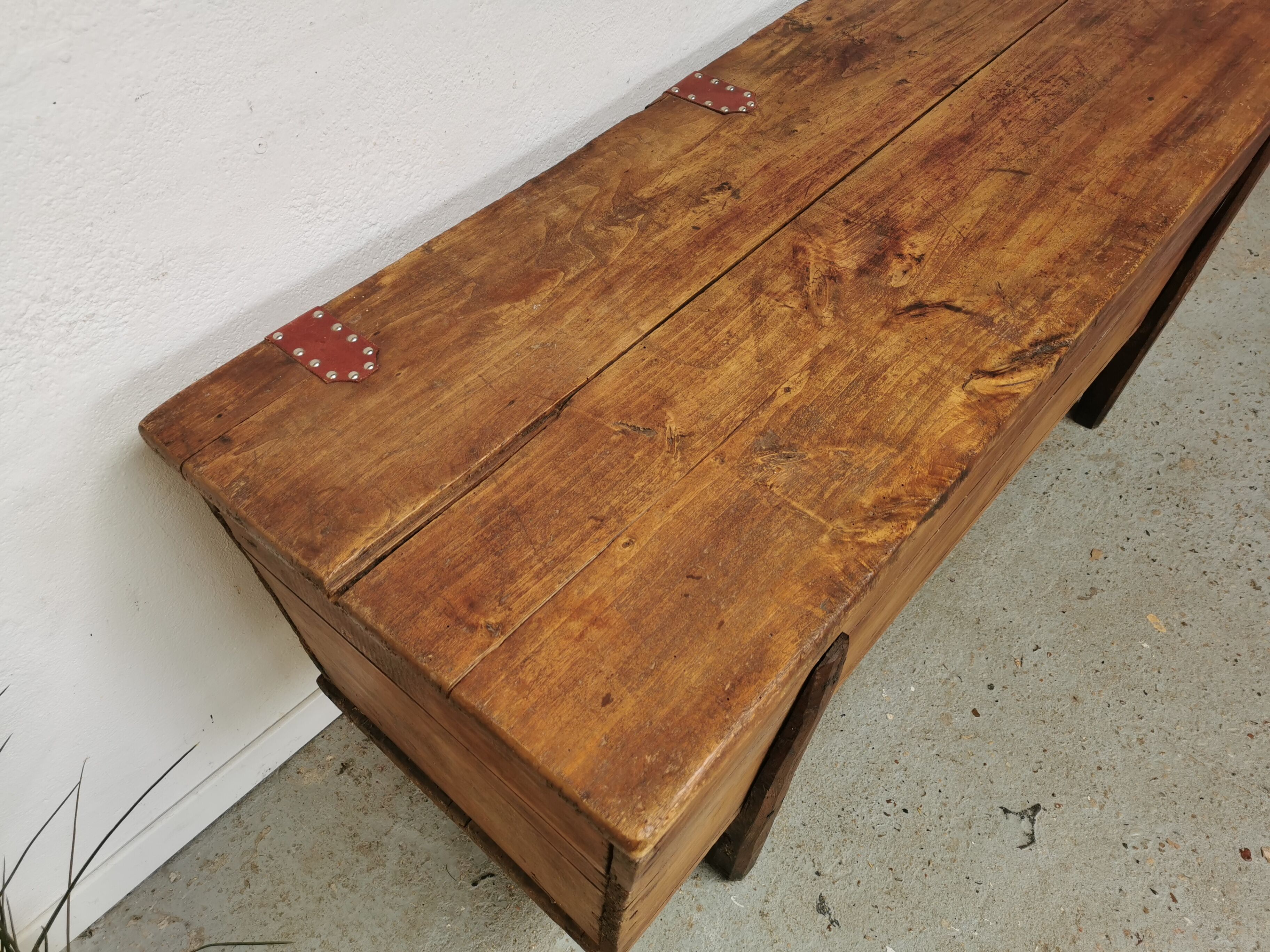 Wooden chest kneaded maie