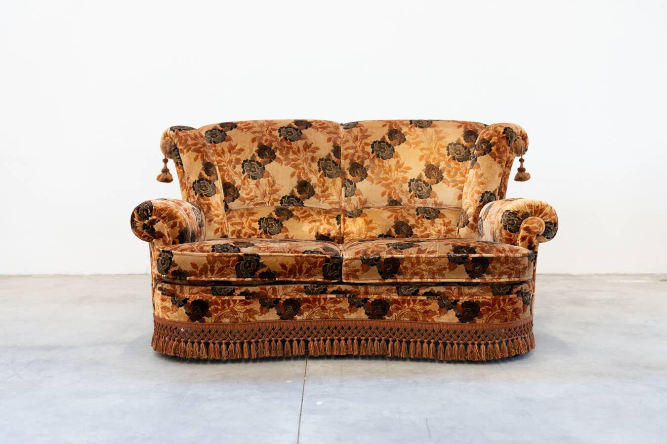 Living room composed of a 3-seater sofa and 2 armchairs, baroque style from the 1970s.