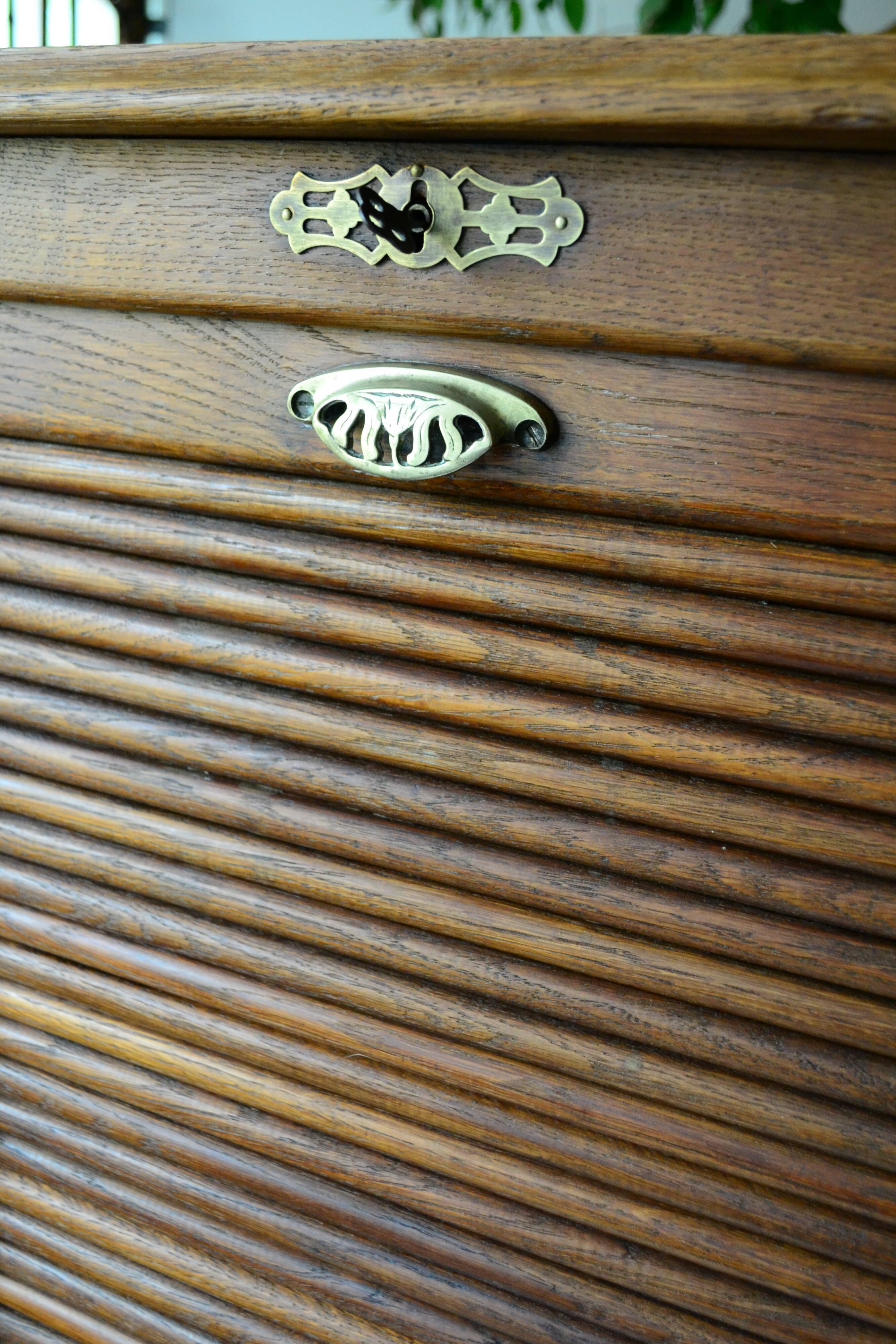 Cabinet with curtains early XXeme oak