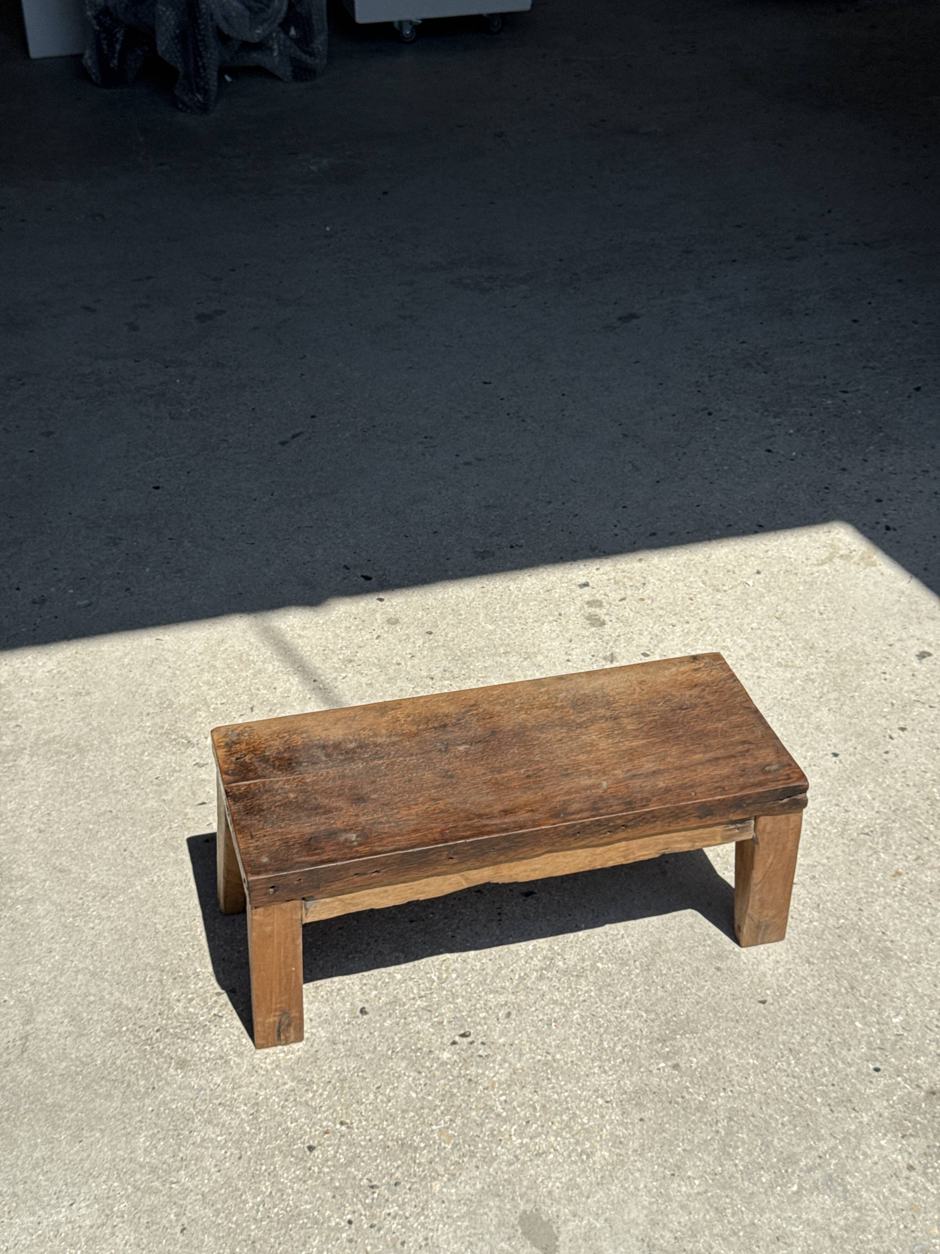 Petit banc en teck ancien rectangulaire quadripode d'Indonésie H20 L45