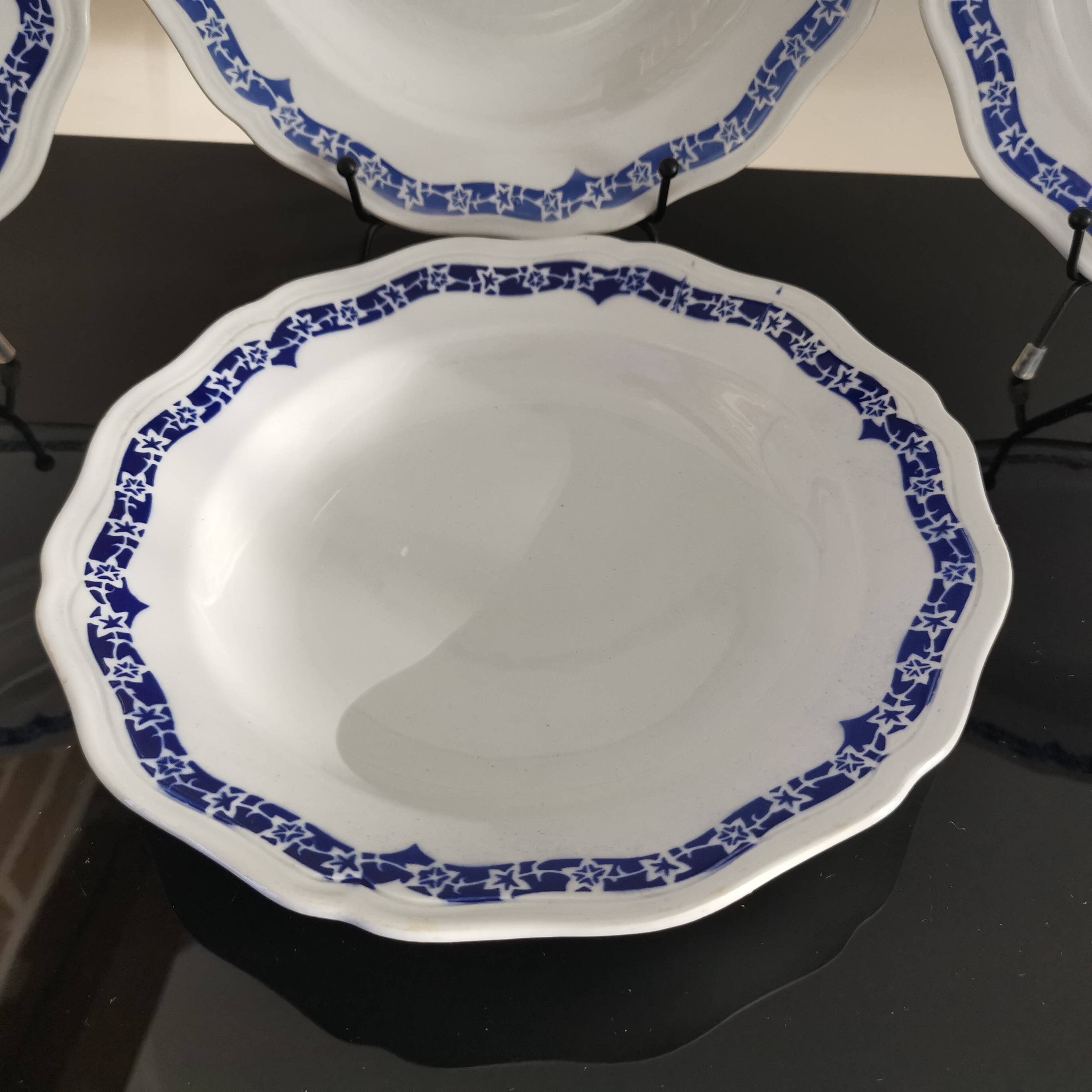 4 soup plates white background, blue decor l'Amandinoise 2586