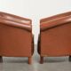 Ensemble de 2 fauteuils club en cuir de vache en bon état dans le style anglais.