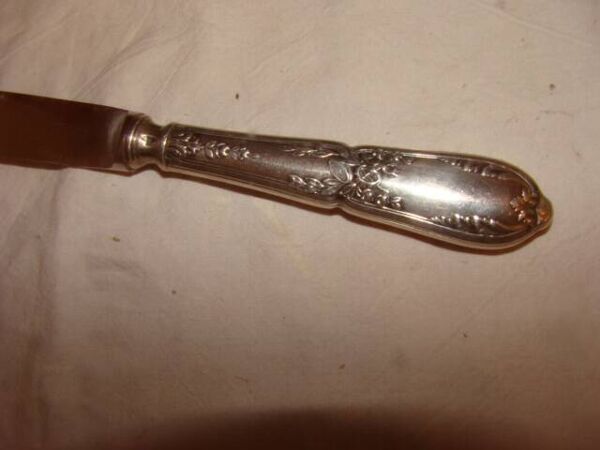 12 couteaux de table M.A/inox de style ''Louis XV'' modèle au cor de chasse