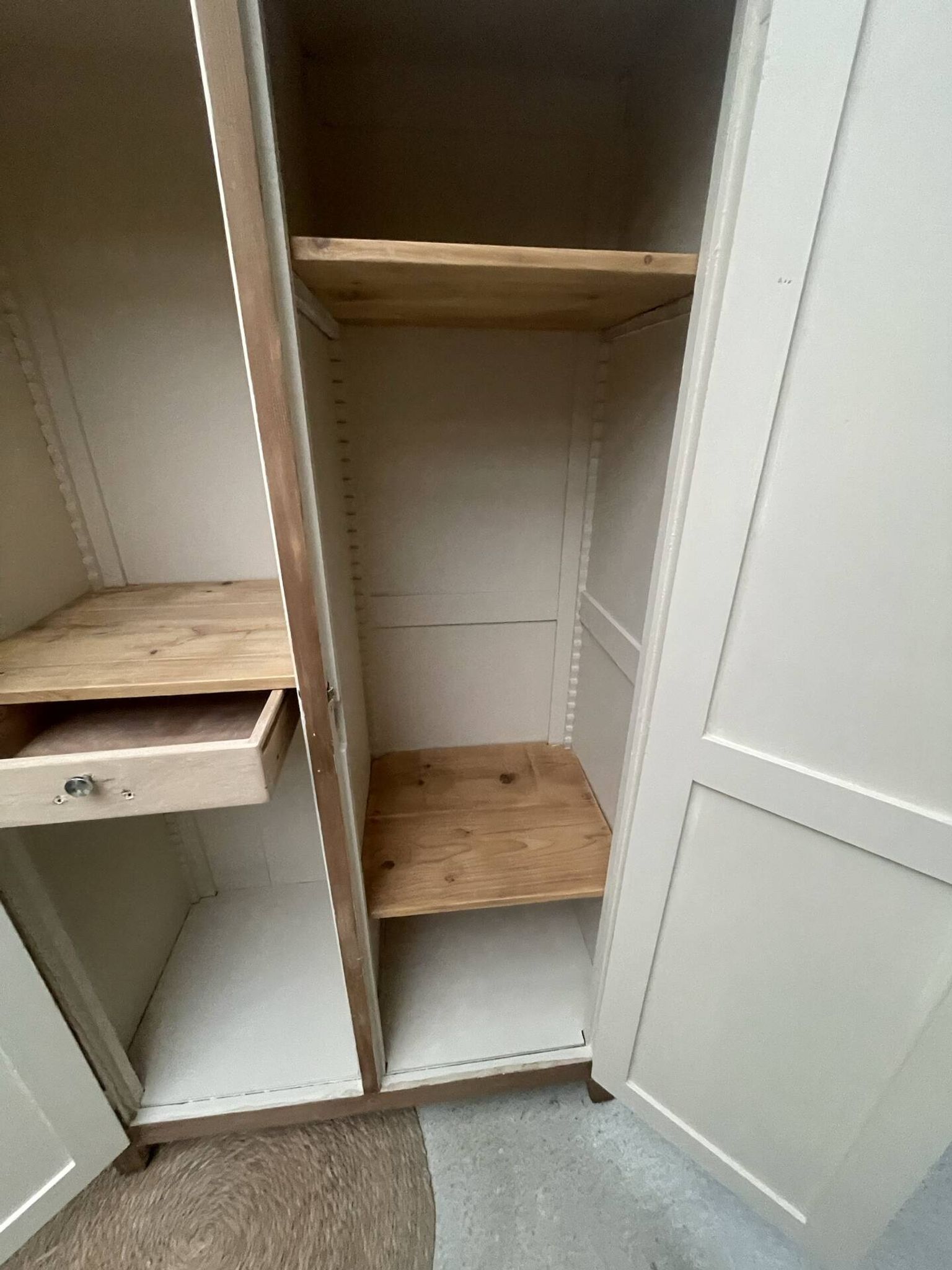 Armoire parisienne