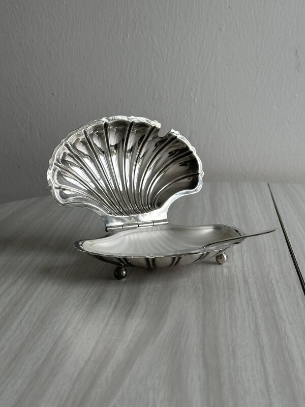 Beurrier ancien en métal argenté forme coquillage