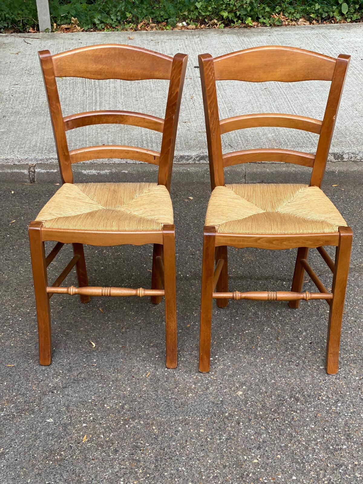 2 wooden dining chairs with rush seats from the 1970s.