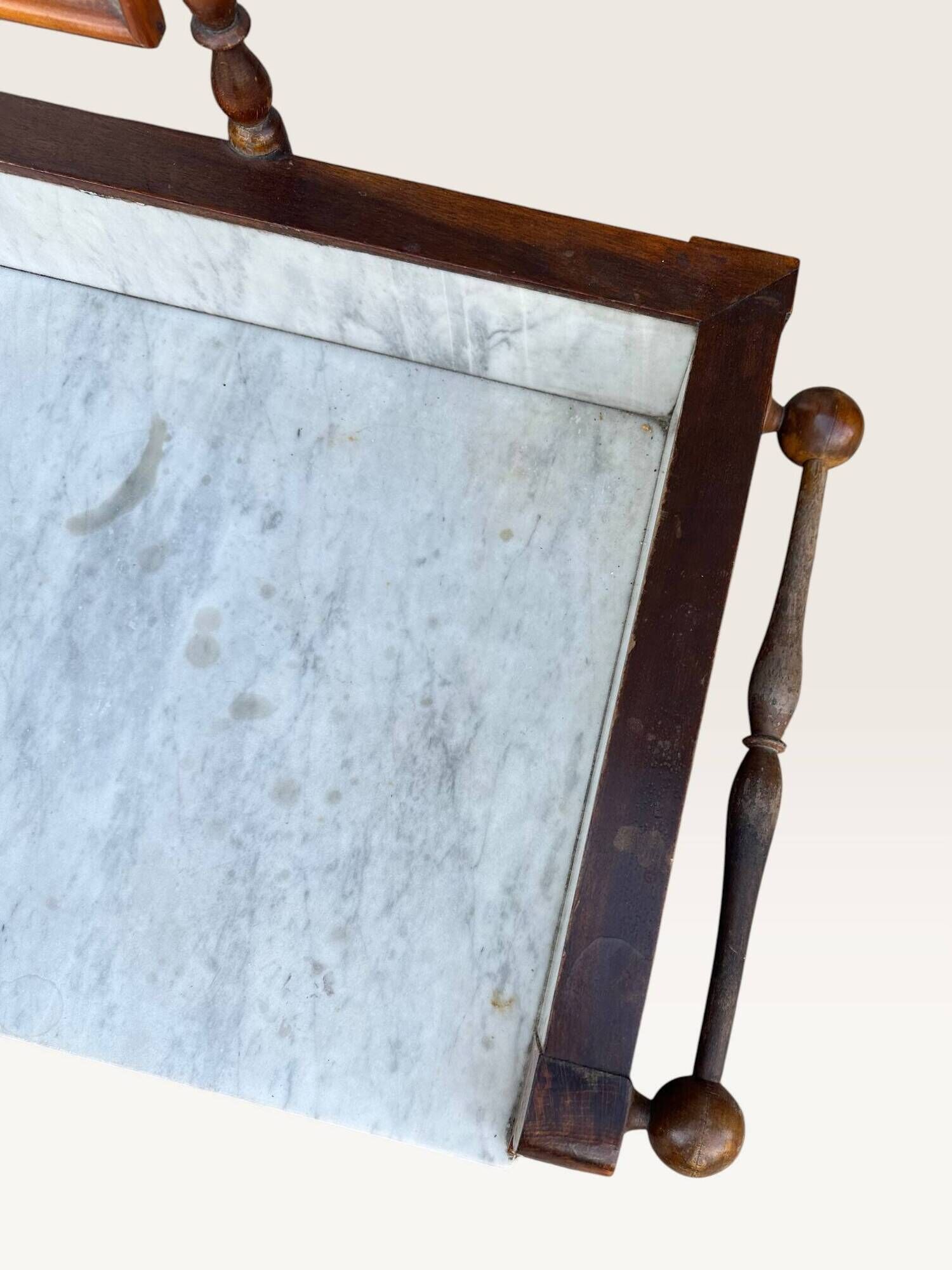 Dressing table in walnut and marble, late 19th century.