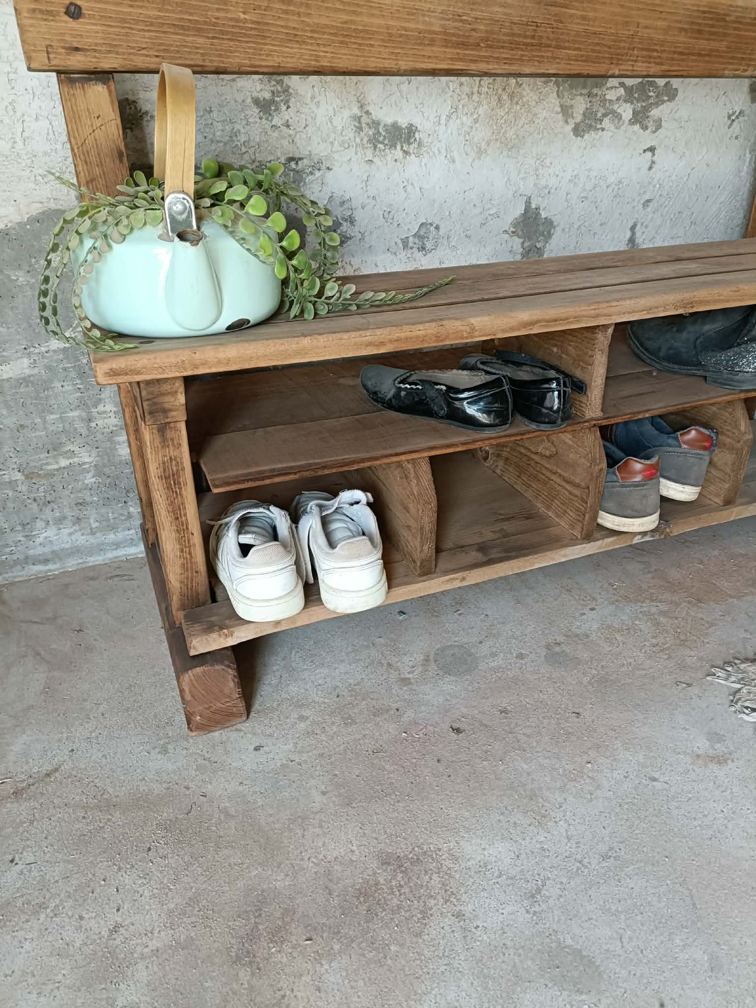 Entrance bench