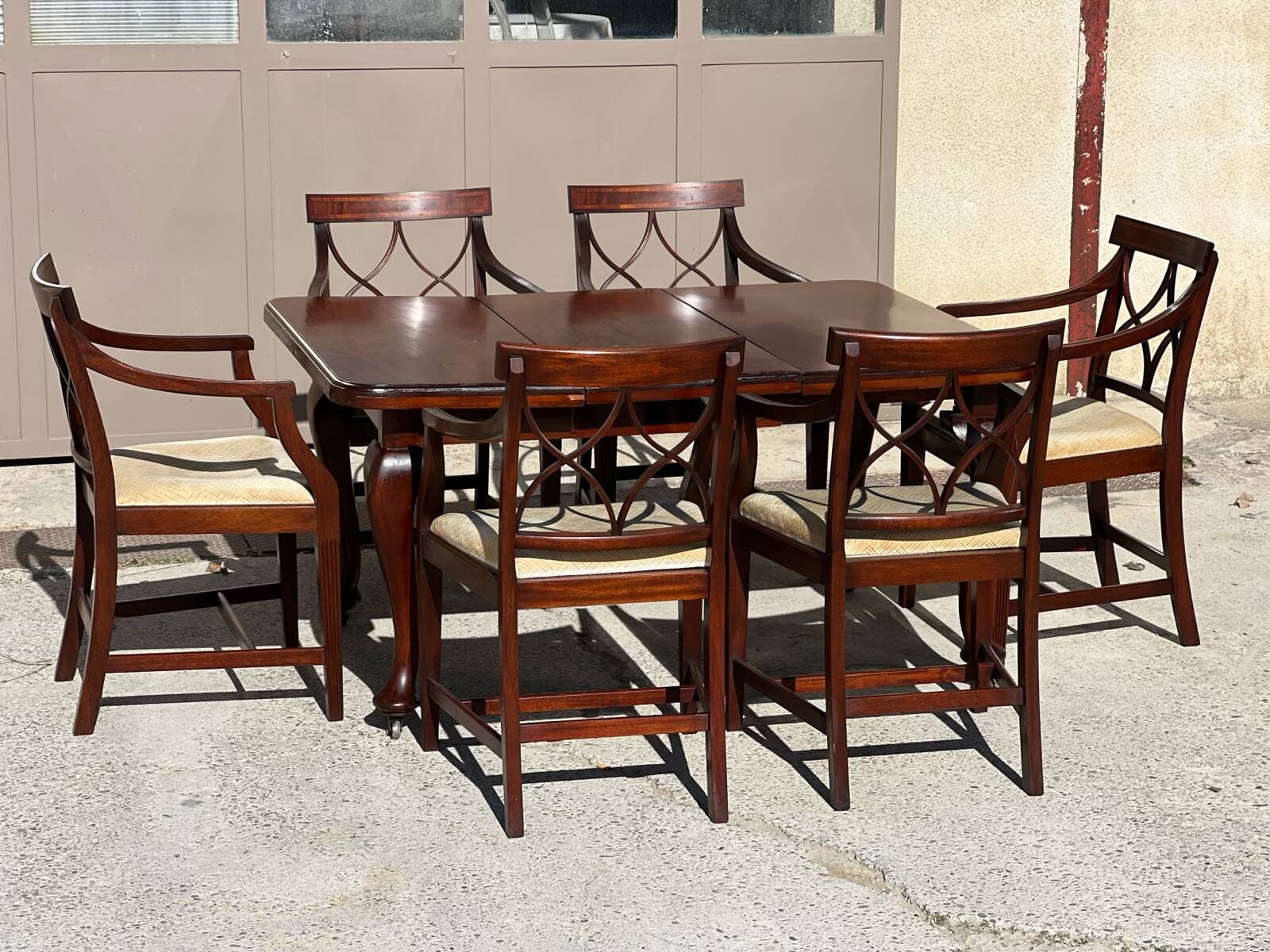 English Sheraton-style mahogany dining room set from the 20th century.