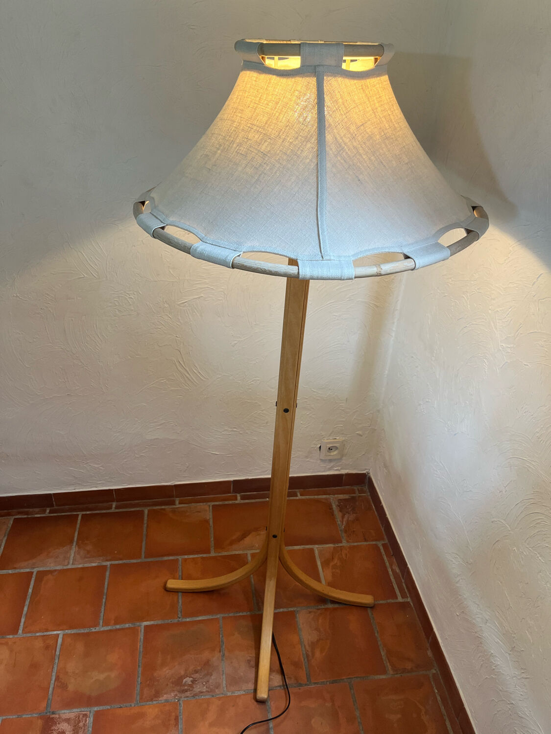 Floor lamp in wood, bamboo and linen
