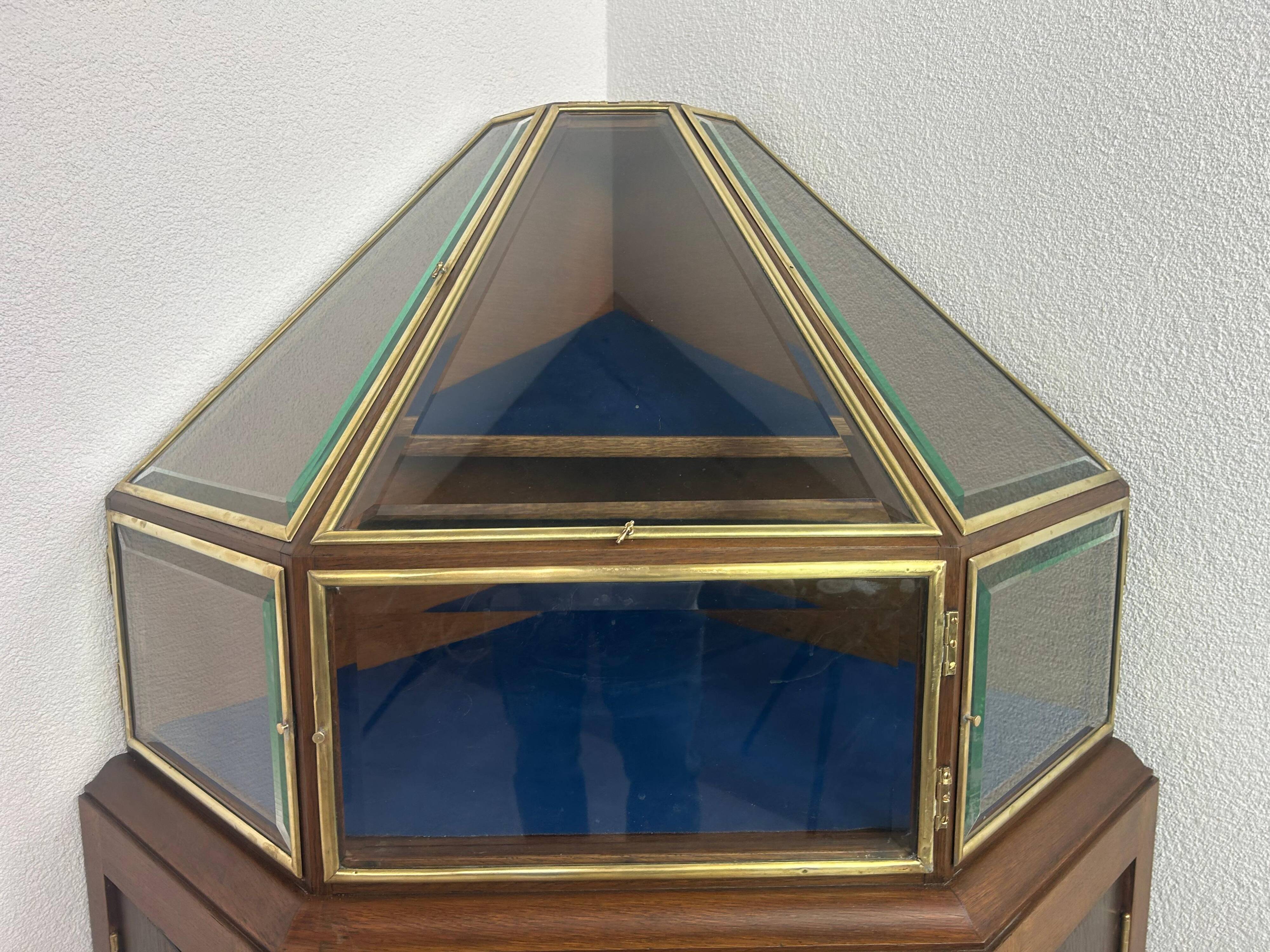 Vitrine d'exposition pour bijoux art nouveau pyramidale d'angle
