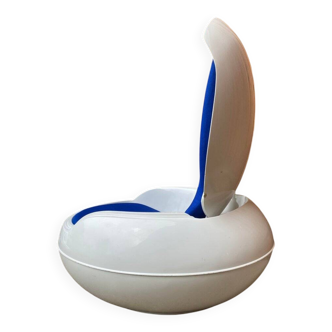 White plastic Garden Egg chair with blue cushions — Peter Ghyczy 1968