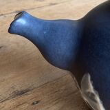 Théière en émail bleu avec motif de feuilles signée par l'artiste