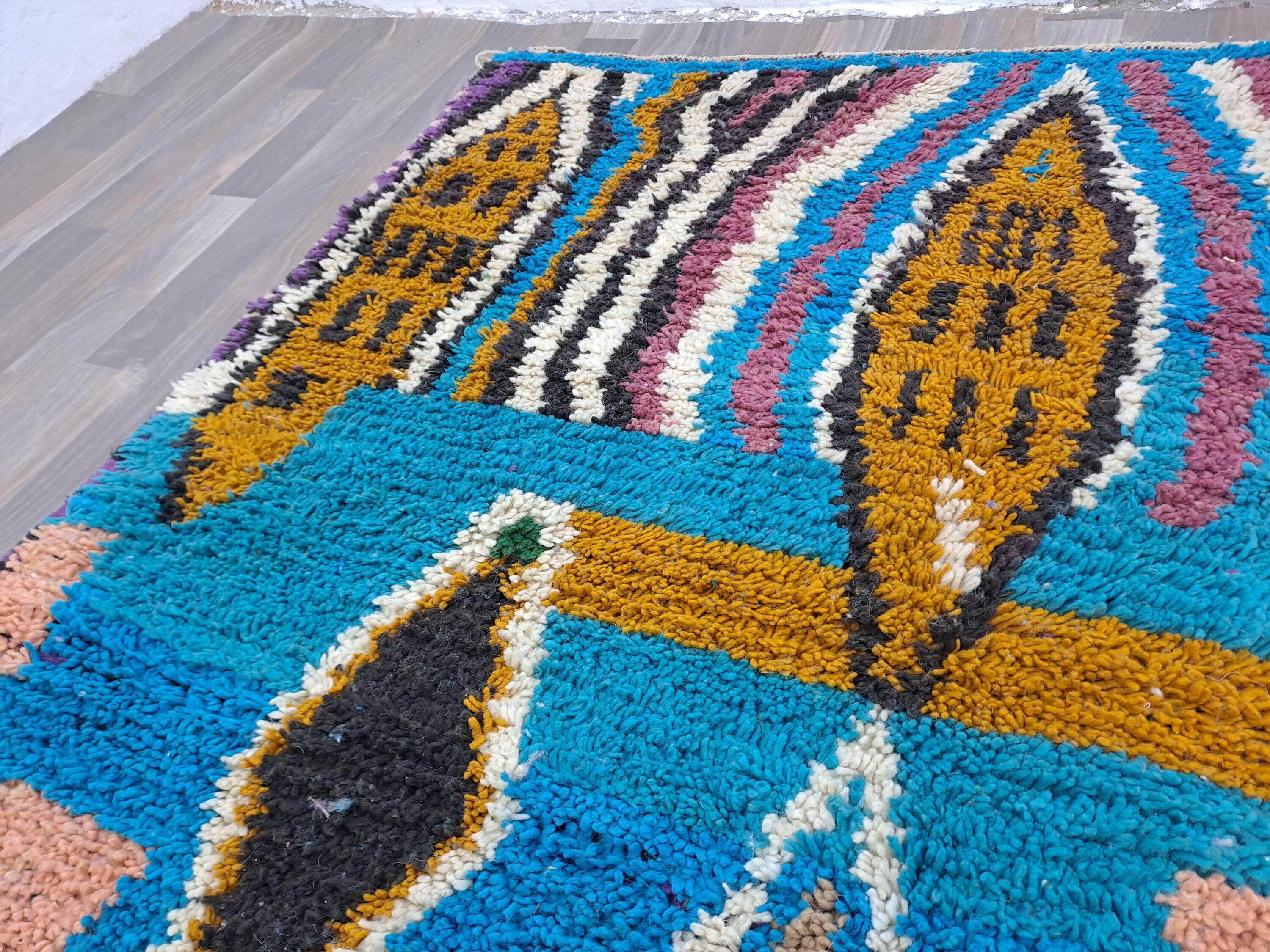 Large Moroccan rug made of natural wool, dimensions 250x150 cm, handmade.
