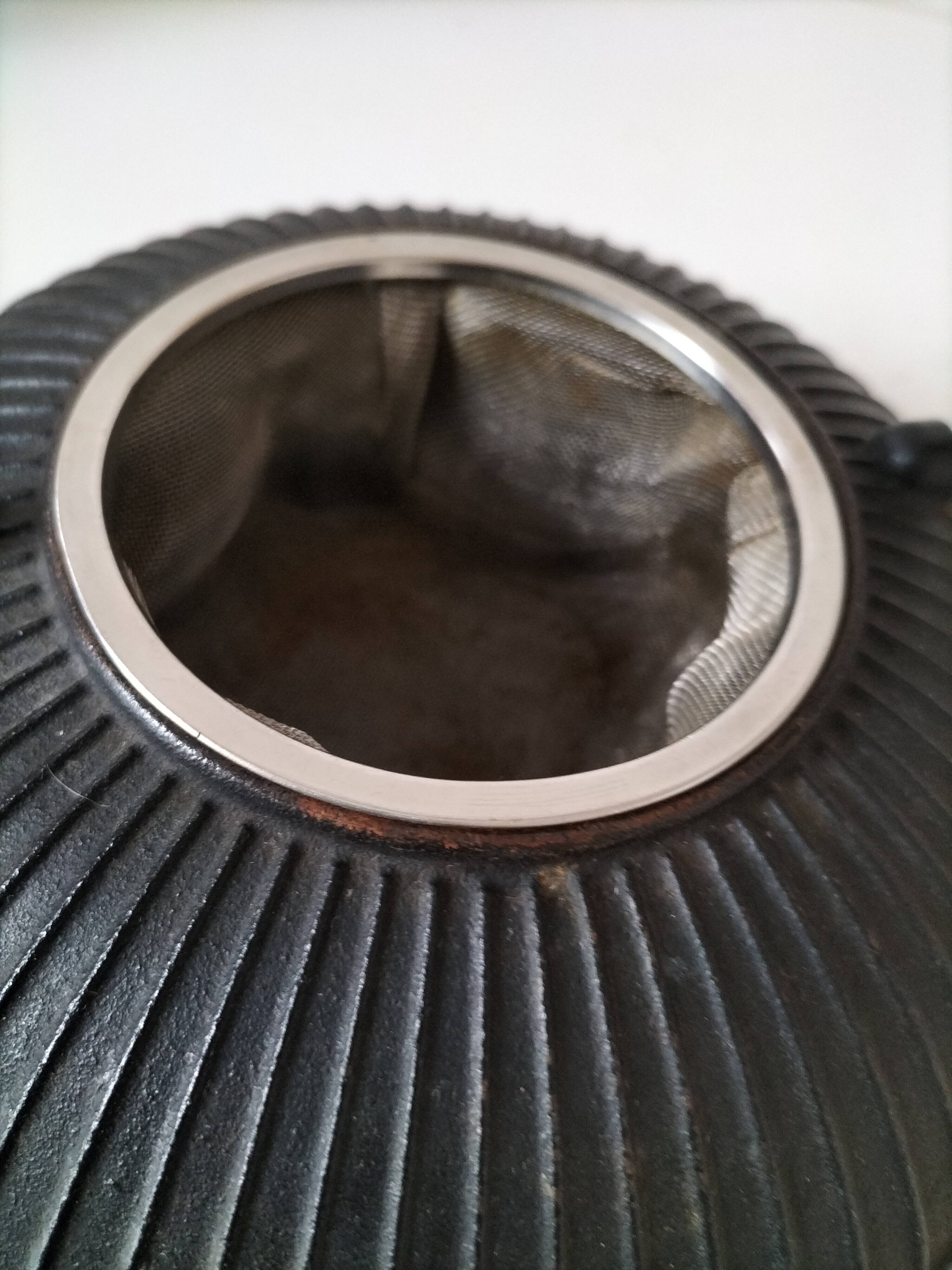 Black grooved cast iron teapot – Japanese Zen style