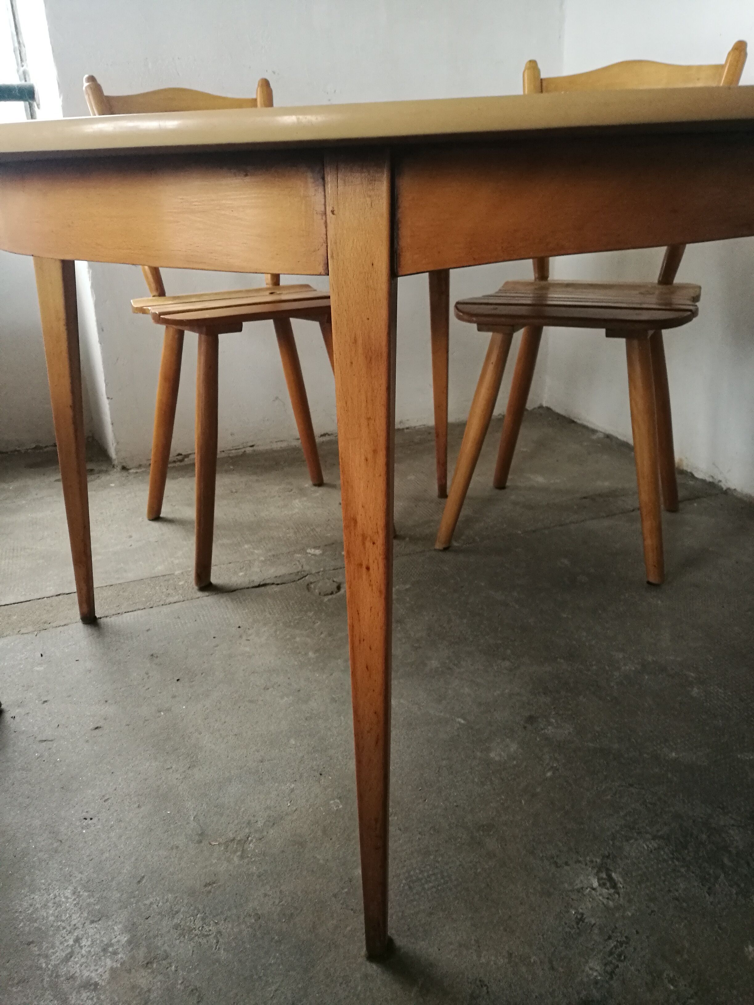 Vintage round table wood and formica