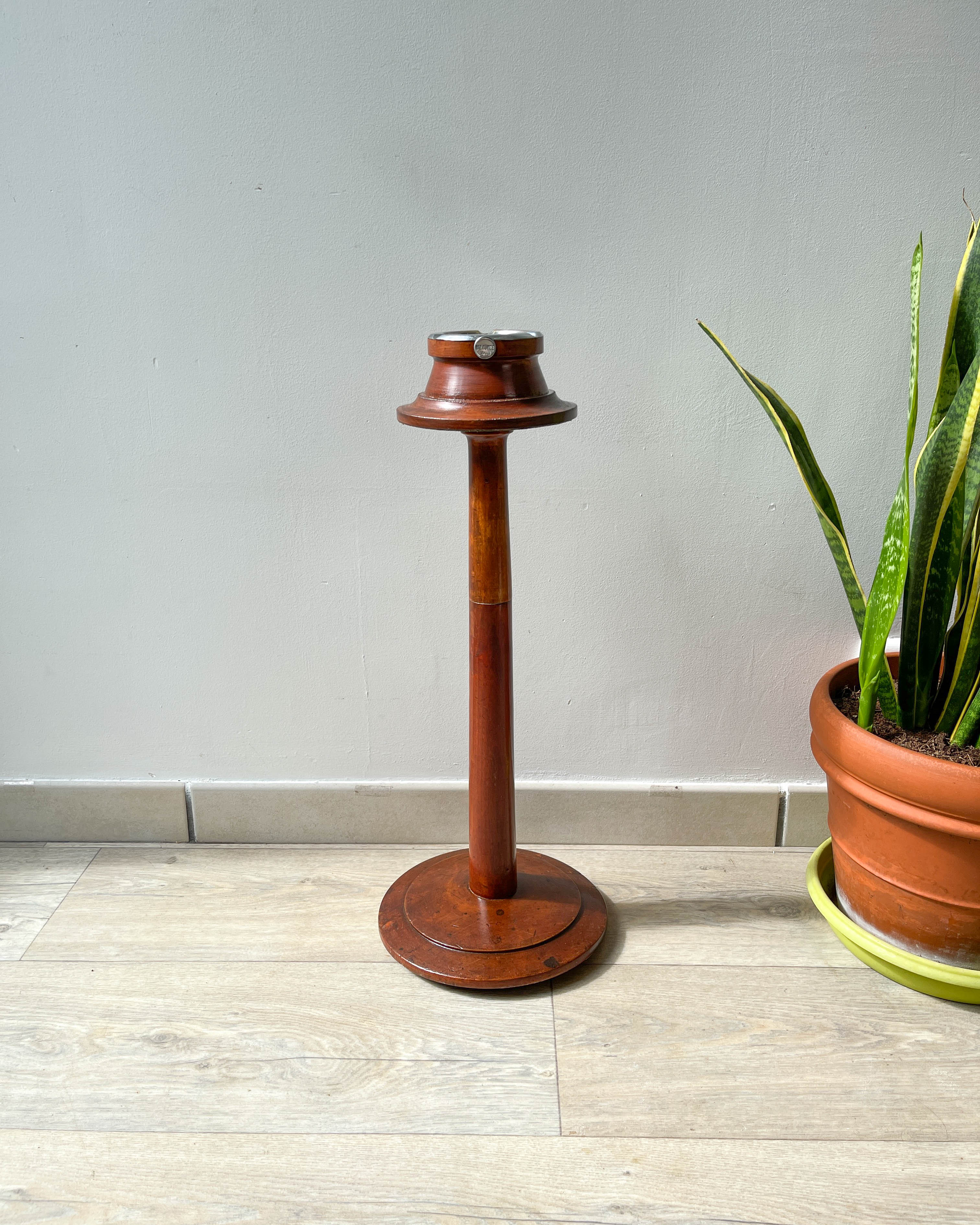 Wooden ashtray on foot 1960s par-fumee